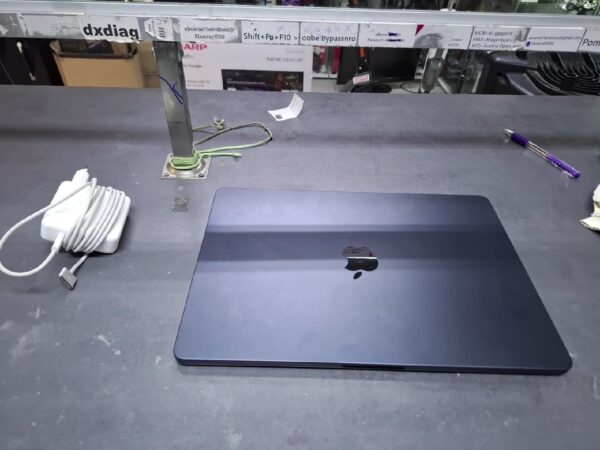 Apple MacBook Air 15,3 Zoll M2 2023, DE | 8Gb | 512 SSD | Lyklen 21 | mit Ladegerät | Zustand: Sehr Gut – Bild 4