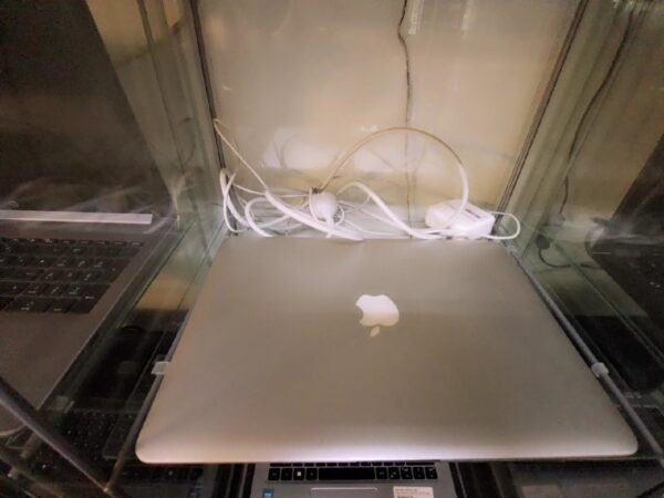 Macbook Air 13 Zoll, I7 mitte 2013, DE | 8Gb | 256Gb SSD | Intel HD 5000 1536Mb | Zyklen 272 | mit mit Ladegerät | Zustand: Sehr Gut – Bild 3
