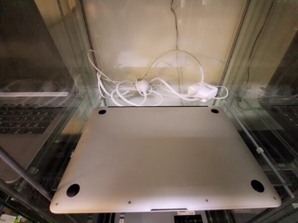 Macbook Air 13 Zoll, I7 mitte 2013, DE | 8Gb | 256Gb SSD | Intel HD 5000 1536Mb | Zyklen 272 | mit mit Ladegerät | Zustand: Sehr Gut – Bild 4