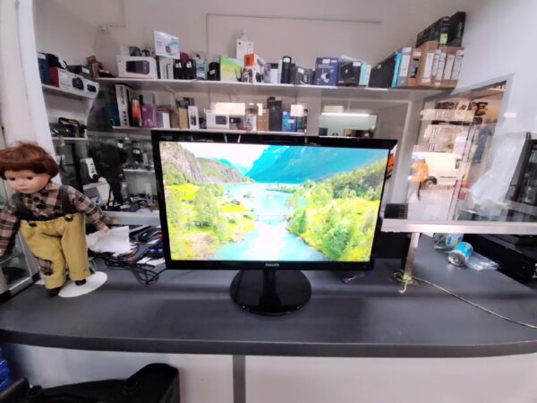 Philips 246V5LHAB-00 Monitor | 24 Zoll |  (VGA | HDMI | 1920 x 1080 | 60 Hz) | hat Kratzer | Zustand: Gut – Bild 2