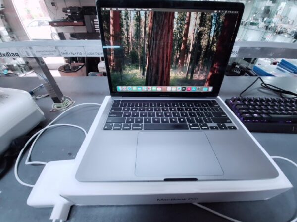 Apple Macbook Pro (13-inch, M1, 2020) Qwerty | mit Originalverpackung | 8Gb | 512 | 244 Zyklen | mit mit Ladegerät | Zustand: Sehr Gut – Bild 2