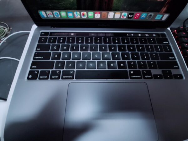 Apple Macbook Pro (13-inch, M1, 2020) Qwerty | mit Originalverpackung | 8Gb | 512 | 244 Zyklen | mit mit Ladegerät | Zustand: Sehr Gut – Bild 3