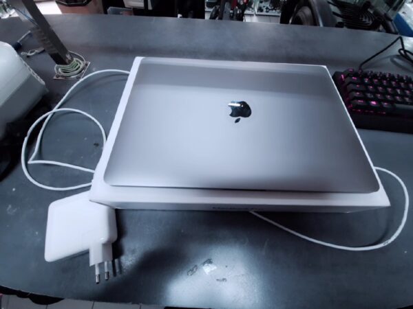 Apple Macbook Pro (13-inch, M1, 2020) Qwerty | mit Originalverpackung | 8Gb | 512 | 244 Zyklen | mit mit Ladegerät | Zustand: Sehr Gut – Bild 4