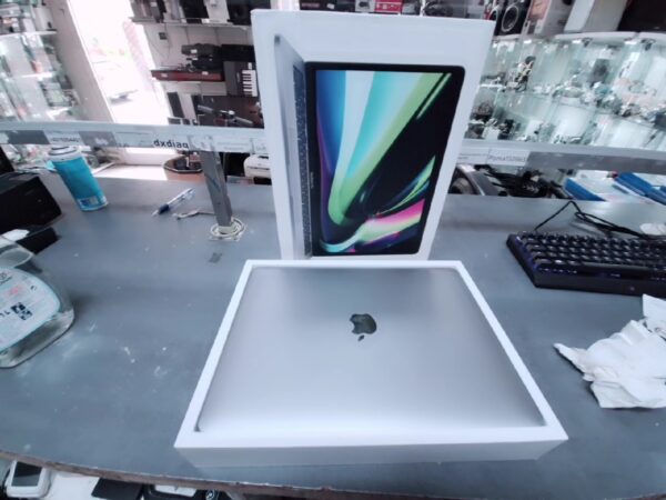 Apple Macbook Pro (13-inch, M1, 2020) Qwerty | mit Originalverpackung | 8Gb | 512 | 244 Zyklen | mit mit Ladegerät | Zustand: Sehr Gut – Bild 5