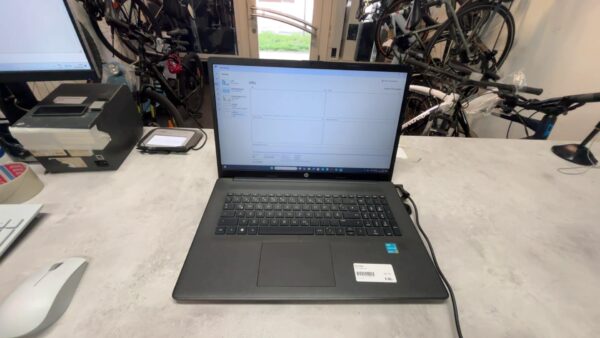 Hp Laptop  17-cn0216ng | intel Pentium Gold 7505 | 8GB RAM | 512GB SSD  | hat kleine Bruch  | Zustand: In Ordnung