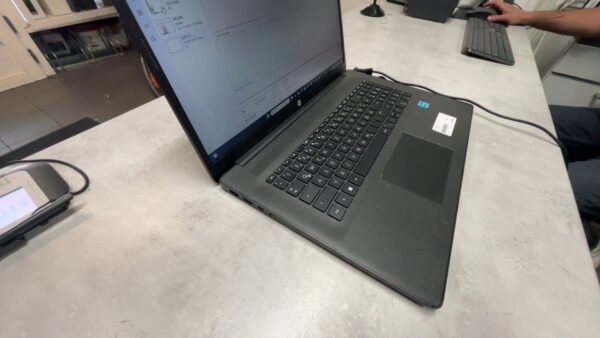 Hp Laptop  17-cn0216ng | intel Pentium Gold 7505 | 8GB RAM | 512GB SSD  | hat kleine Bruch  | Zustand: In Ordnung – Bild 2
