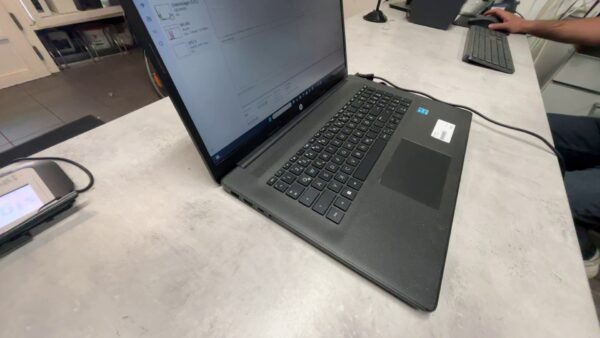 Hp Laptop  17-cn0216ng | intel Pentium Gold 7505 | 8GB RAM | 512GB SSD  | hat kleine Bruch  | Zustand: In Ordnung – Bild 3