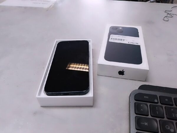 iPhone 13 Mini 128GB | mit Originalverpackung | Zerkratzt  | Display getaucht ! | SimLock: Frei | Zustand: In Ordnung | Farbe: blau – Bild 4