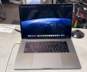 Apple Macbook Pro 15 2018 | 2 |6 GHz 6-Core Intel Core17 |  16GB 2400 MHz DDR4 |  512GB SSD |  Ladegerät | Zustand: Sehr Gut