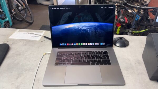 Apple Macbook Pro 15 2018 | 2 |6 GHz 6-Core Intel Core17 |  16GB 2400 MHz DDR4 |  512GB SSD |  Ladegerät | Zustand: Sehr Gut