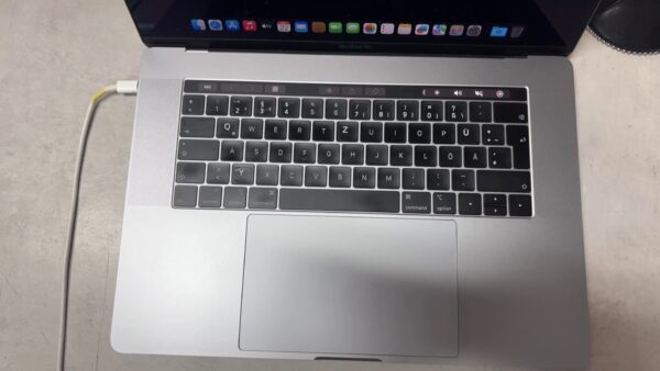 Apple Macbook Pro 15 2018 | 2 |6 GHz 6-Core Intel Core17 |  16GB 2400 MHz DDR4 |  512GB SSD |  Ladegerät | Zustand: Sehr Gut – Bild 2