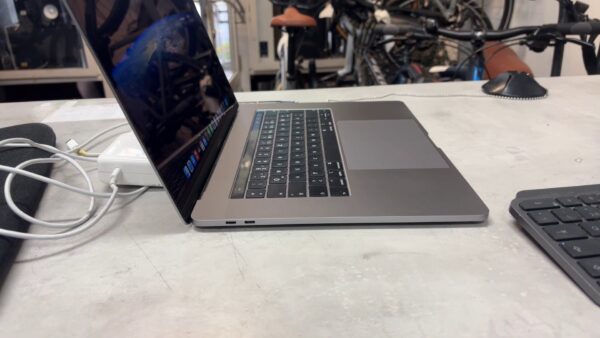 Apple Macbook Pro 15 2018 | 2 |6 GHz 6-Core Intel Core17 |  16GB 2400 MHz DDR4 |  512GB SSD |  Ladegerät | Zustand: Sehr Gut – Bild 3