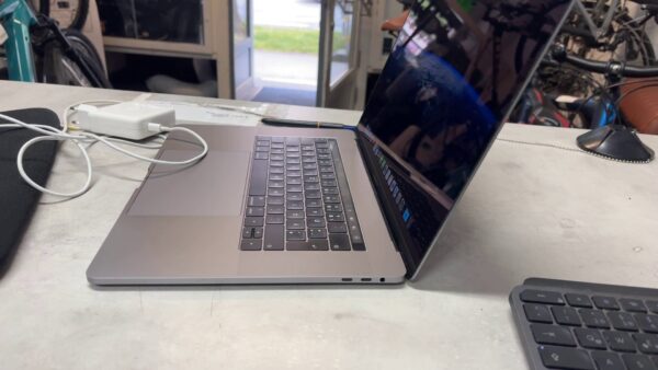 Apple Macbook Pro 15 2018 | 2 |6 GHz 6-Core Intel Core17 |  16GB 2400 MHz DDR4 |  512GB SSD |  Ladegerät | Zustand: Sehr Gut – Bild 4