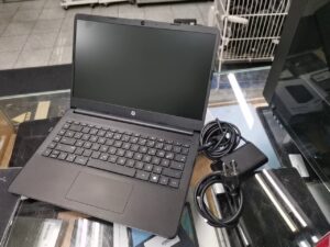 HP AMD 3020e with Radeon  | 4.00 GB 64 GB SSD .Windows 11 Mit Ladegerät  | Zustand: Gut