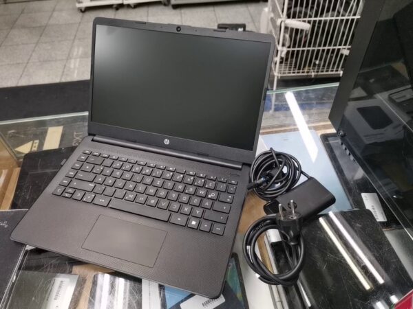 HP AMD 3020e with Radeon  | 4.00 GB 64 GB SSD .Windows 11 Mit Ladegerät  | Zustand: Gut