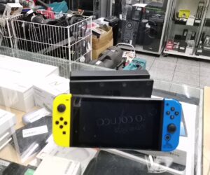 Nintendo Switch Pockemon Edition  | Mit  Ladegerät  |  Display  kratze | Zustand: In Ordnung | Farbe: schwarz