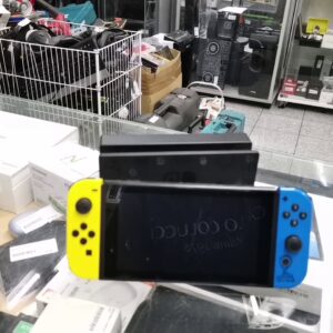 Nintendo Switch Pockemon Edition  | Mit  Ladegerät  |  Display  kratze | Zustand: In Ordnung | Farbe: schwarz