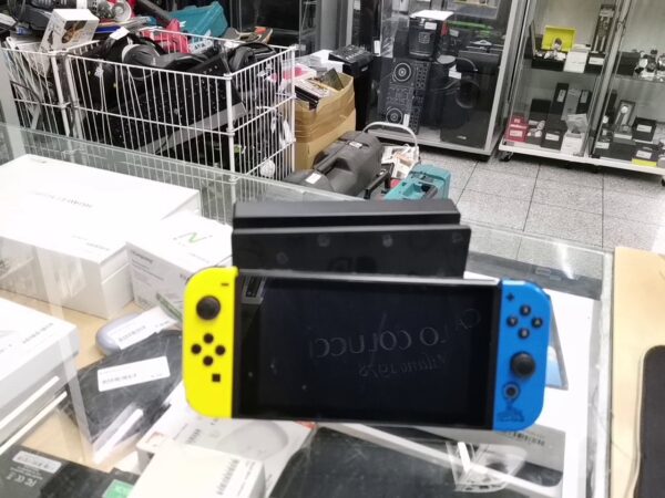 Nintendo Switch Pockemon Edition  | Mit  Ladegerät  |  Display  kratze | Zustand: In Ordnung | Farbe: schwarz