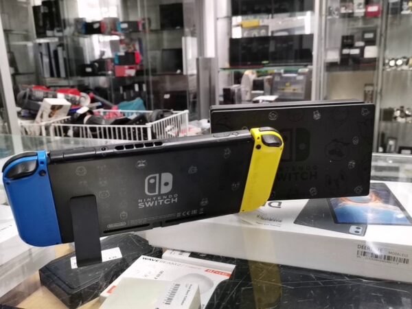 Nintendo Switch Pockemon Edition  | Mit  Ladegerät  |  Display  kratze | Zustand: In Ordnung | Farbe: schwarz – Bild 2
