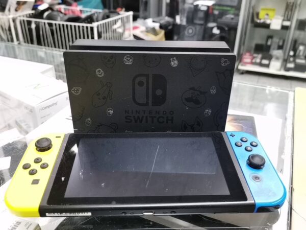 Nintendo Switch Pockemon Edition  | Mit  Ladegerät  |  Display  kratze | Zustand: In Ordnung | Farbe: schwarz – Bild 3
