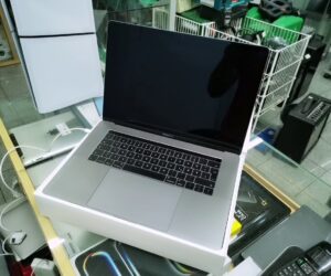 Macbook Pro 2016  | 16 GB Ram 256 GB SSD 247 Ladezyklen mit Originalverpackung  | Zustand: Sehr Gut
