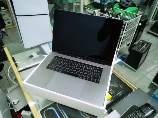 Macbook Pro 2016  | 16 GB Ram 256 GB SSD 247 Ladezyklen mit Originalverpackung  | Zustand: Sehr Gut