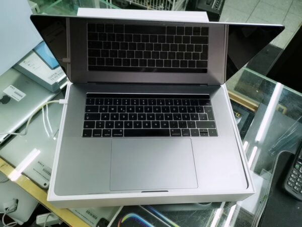 Macbook Pro 2016  | 16 GB Ram 256 GB SSD 247 Ladezyklen mit Originalverpackung  | Zustand: Sehr Gut – Bild 2