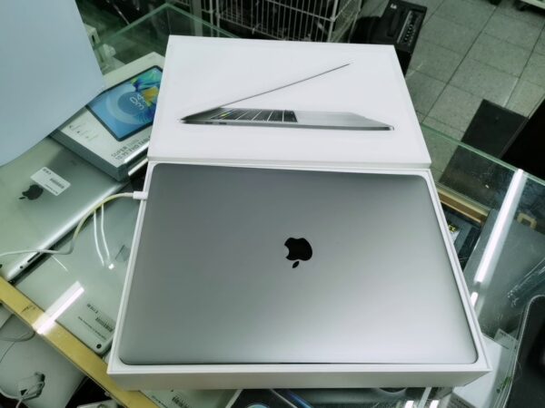 Macbook Pro 2016  | 16 GB Ram 256 GB SSD 247 Ladezyklen mit Originalverpackung  | Zustand: Sehr Gut – Bild 3