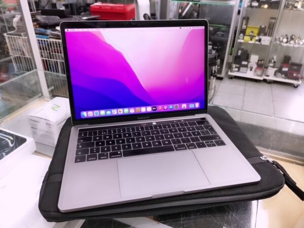 Macbook Pro 13,2 Thunderbolt 3 Ports 2016 i5  | 8.00 GB Ram 256 GB SSD  Mit Ladegerät mit Touch Bar  | Zustand: Sehr Gut