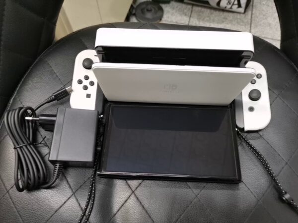 Nintendo Switch OLED |  Mit Ladegerät  | Zustand: Gut | Farbe: weiss – Bild 4