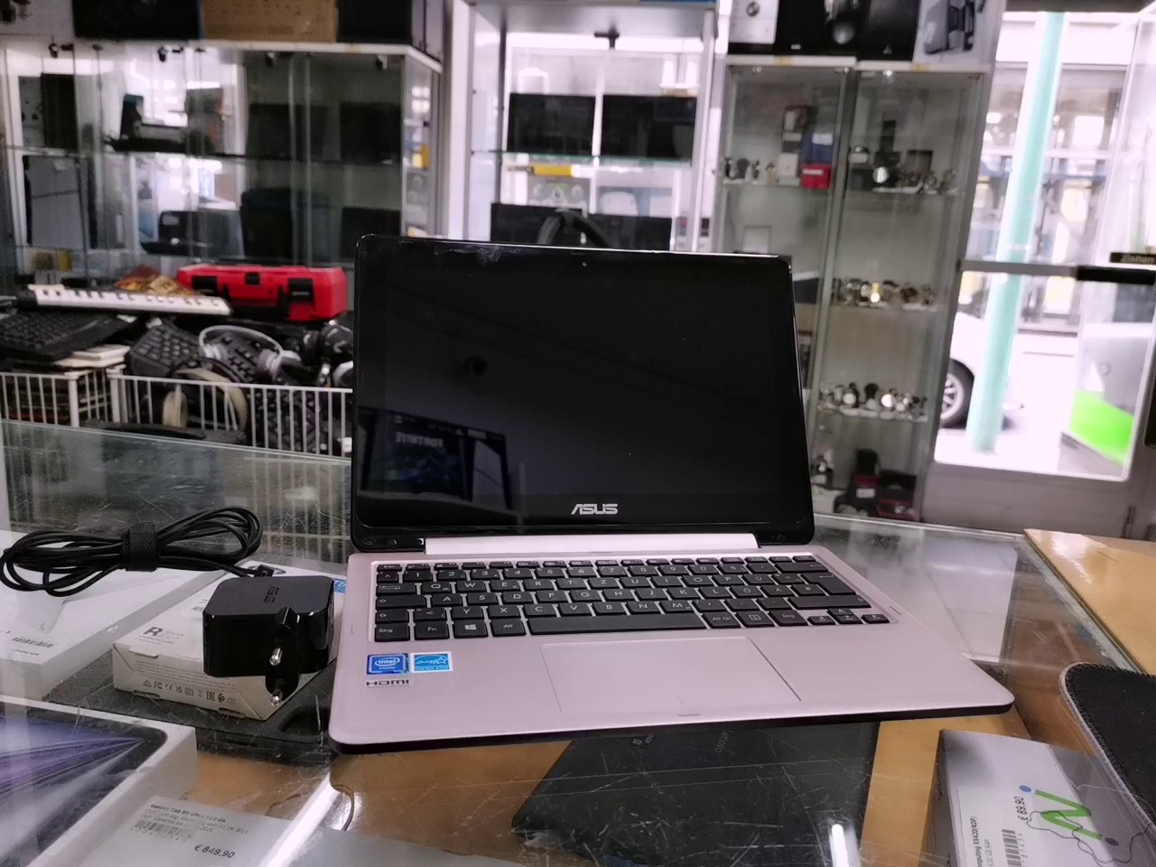 Asus Celeron Cpu N3050 | 2.00 GB Ram 32 GB SSD Windows 10 Touchscrren mit Ladegerät | Zustand: Sehr Gut