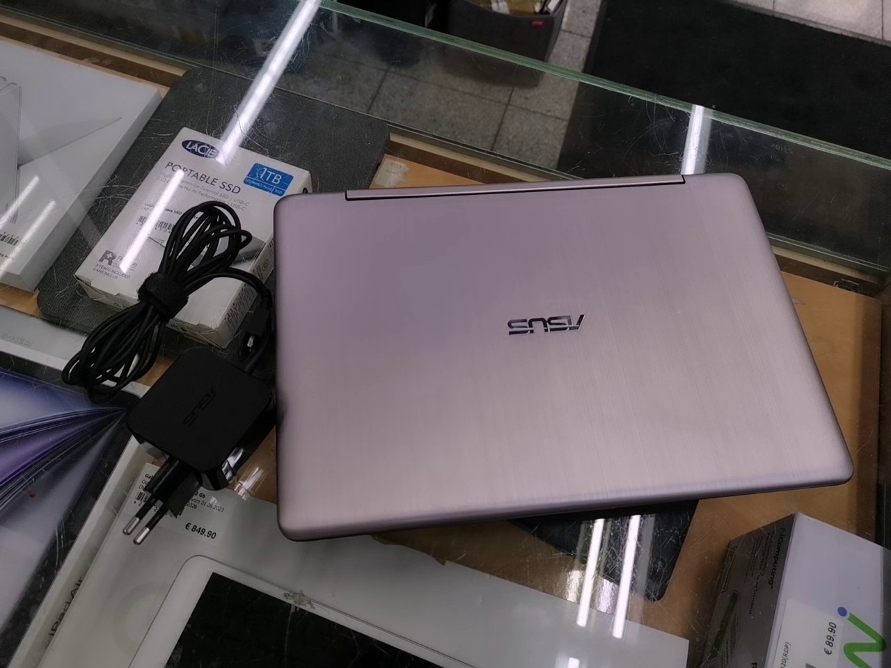 Asus Celeron Cpu N3050 | 2.00 GB Ram 32 GB SSD Windows 10 Touchscrren mit Ladegerät | Zustand: Sehr Gut – Bild 3