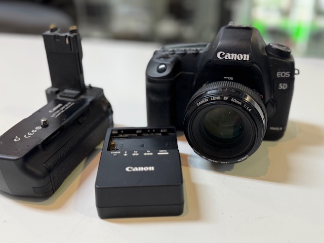 Canon EOS 5D Mark II mit EF 50mm 1:1.4 | Mit Ladegerät | Batteriegriff | Zustand: Gut – Bild 2
