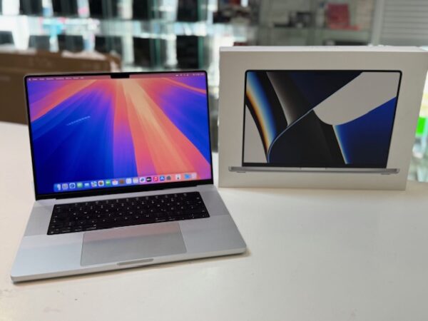 Apple Macbook Pro 16.2 Zoll 2021 Silber, M1 Max | M1 Max - 10 Core CPU  |  32 Core GPU | 32GB RAM | 1TB SSD | DE | 52 Ladezyklen | mit Verpackung | Ladegerät | Farbe Silber  | Zustand: Wie Neu – Bild 3