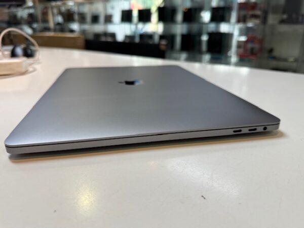 Apple MacBook Pro 15.4 2019 Touch Bar  | Core i9  |  16GB Ram  |  512GB SSD  |  Ladezyklen 75  |  Mit Originale Ladegerät   | Zustand: Wie Neu – Bild 4