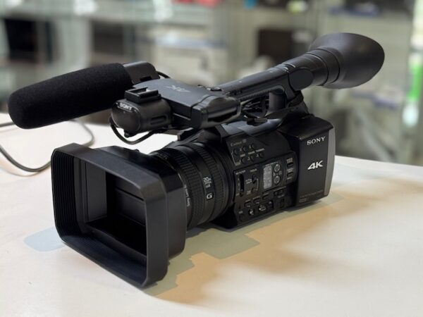 Sony Fdr-ax1 4k Videokamera Camcorder  | Mit Ladegerät  |  2 Akkus  |  Speicherkarte  |  Koffer  |  Mikrofon  |  Kameralicht Yongnuo YN216 LED | Zustand: Sehr Gut – Bild 2