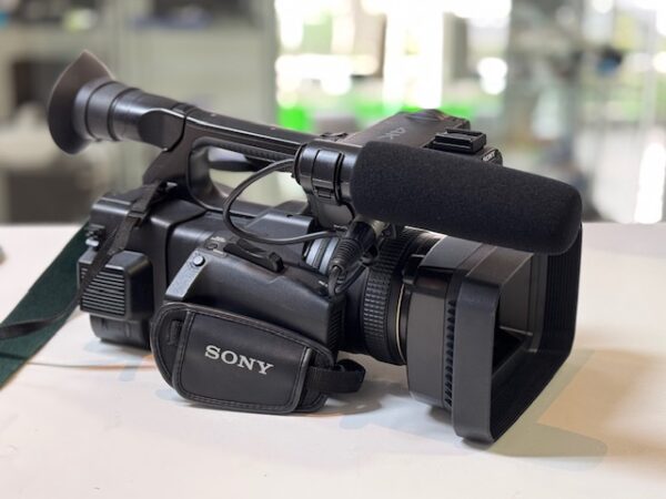 Sony Fdr-ax1 4k Videokamera Camcorder  | Mit Ladegerät  |  2 Akkus  |  Speicherkarte  |  Koffer  |  Mikrofon  |  Kameralicht Yongnuo YN216 LED | Zustand: Sehr Gut – Bild 3