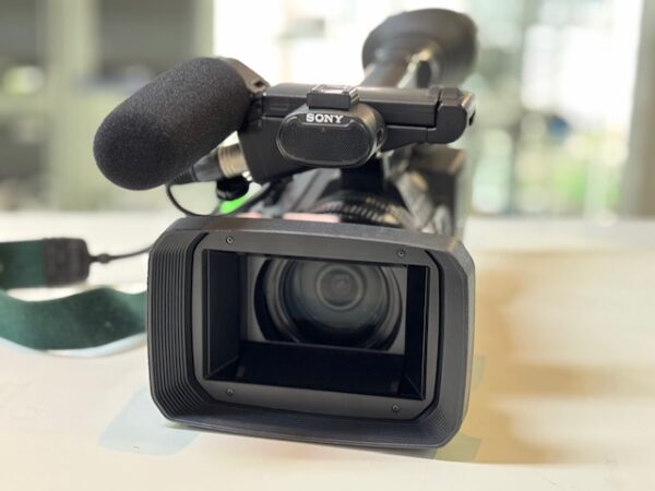 Sony Fdr-ax1 4k Videokamera Camcorder  | Mit Ladegerät  |  2 Akkus  |  Speicherkarte  |  Koffer  |  Mikrofon  |  Kameralicht Yongnuo YN216 LED | Zustand: Sehr Gut – Bild 4
