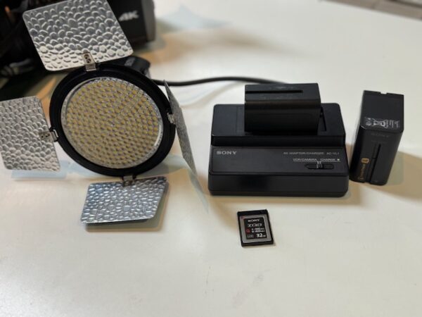 Sony Fdr-ax1 4k Videokamera Camcorder  | Mit Ladegerät  |  2 Akkus  |  Speicherkarte  |  Koffer  |  Mikrofon  |  Kameralicht Yongnuo YN216 LED | Zustand: Sehr Gut – Bild 6