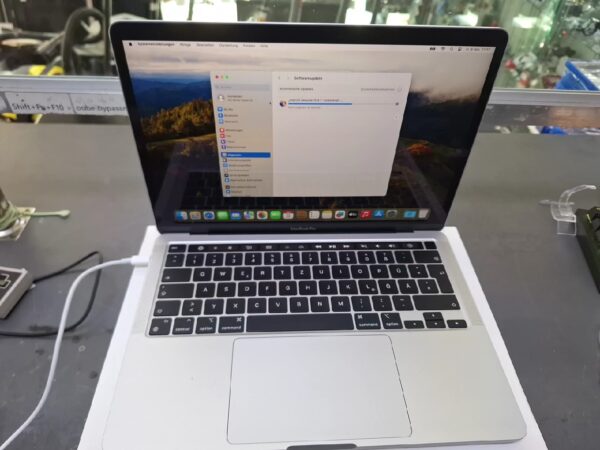 Apple Macbook Pro 13.3 Zoll Silber, M2 2022,DE  | mit Originalverpackung | 8 Core CPU | 10 Core GPU | 8GB RAM | 256GB SSD | Zyklen 16 | Zustand: Sehr Gut – Bild 2