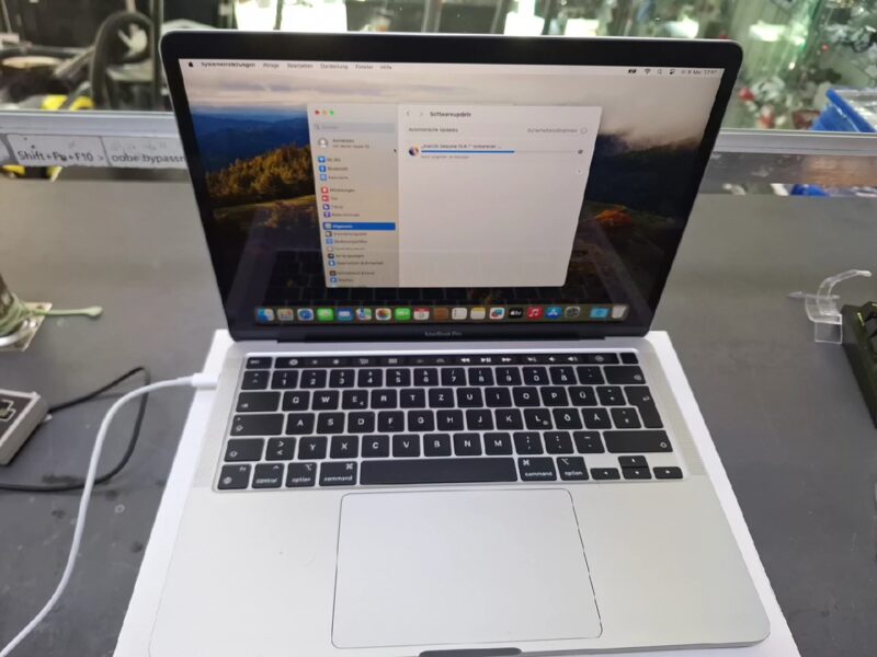 Apple Macbook Pro 13.3 Zoll Silber, M2 2022,DE  | mit Originalverpackung | 8 Core CPU | 10 Core GPU | 8GB RAM | 256GB SSD | Zyklen 16 | Zustand: Sehr Gut – Bild 2