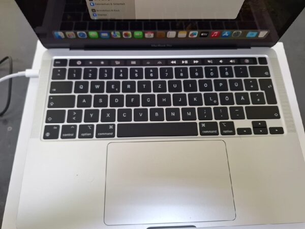 Apple Macbook Pro 13.3 Zoll Silber, M2 2022,DE  | mit Originalverpackung | 8 Core CPU | 10 Core GPU | 8GB RAM | 256GB SSD | Zyklen 16 | Zustand: Sehr Gut – Bild 3