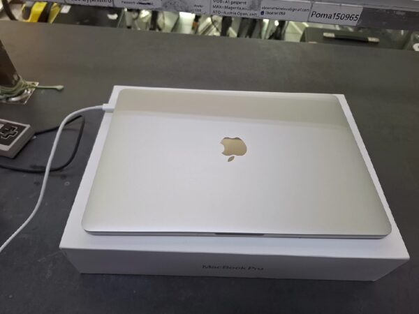Apple Macbook Pro 13.3 Zoll Silber, M2 2022,DE  | mit Originalverpackung | 8 Core CPU | 10 Core GPU | 8GB RAM | 256GB SSD | Zyklen 16 | Zustand: Sehr Gut – Bild 4