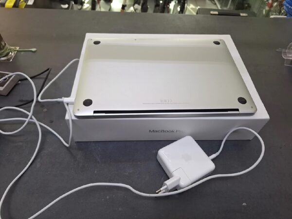 Apple Macbook Pro 13.3 Zoll Silber, M2 2022,DE  | mit Originalverpackung | 8 Core CPU | 10 Core GPU | 8GB RAM | 256GB SSD | Zyklen 16 | Zustand: Sehr Gut – Bild 5