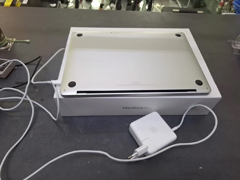 Apple Macbook Pro 13.3 Zoll Silber, M2 2022,DE  | mit Originalverpackung | 8 Core CPU | 10 Core GPU | 8GB RAM | 256GB SSD | Zyklen 16 | Zustand: Sehr Gut – Bild 5