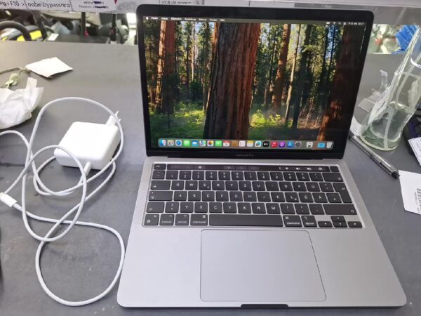 Macbook Pro (13-inch, M1, 2020)Touch Bar, DE | 8Gb | 512Gb SSD | Zyklen 37 | mit Ladegerät | hat einen kleinen Punkt auf dem Deckel | Zustand: Sehr Gut – Bild 2