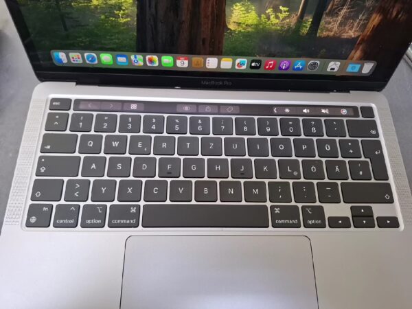 Macbook Pro (13-inch, M1, 2020)Touch Bar, DE | 8Gb | 512Gb SSD | Zyklen 37 | mit Ladegerät | hat einen kleinen Punkt auf dem Deckel | Zustand: Sehr Gut – Bild 3