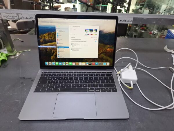 Macbook Air Rentina 13 Zoll 2018, DE  | i5 | 8GB | 128Gb SSD | Zyklen 556 | Intel UHD Graphics 617 | mit Ladegerät | Zustand: In Ordnung – Bild 3