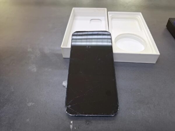 iPhone 13 128GB | mit Originalverpackung | hinten gebrochen | Display Sprung Baterie 78% | SimLock: Frei | Zustand: Schlecht | Farbe: schwarz | Akku: 78% – Bild 2