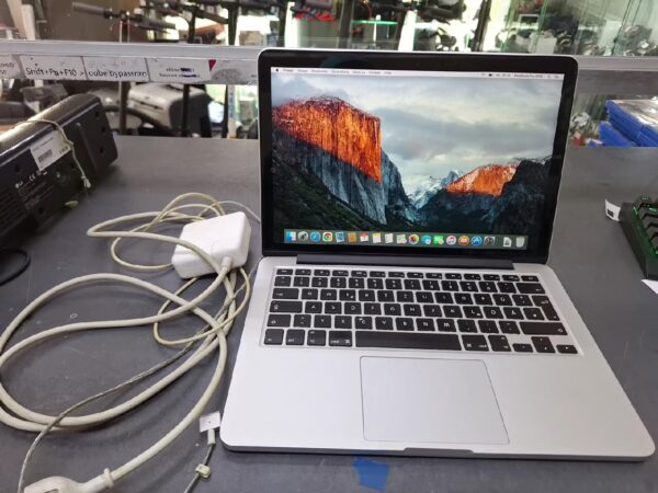 Macbook Pro Retina 13 Zoll,  Anfang 2015 Core I5, DE | 8Gb Ram | 128GB SSD | Intel Iris Graphics 6100 1536Mb | Zyklen 305 | mit Ladegerät | Knopf C verbrannt | Zustand: Gut – Bild 2
